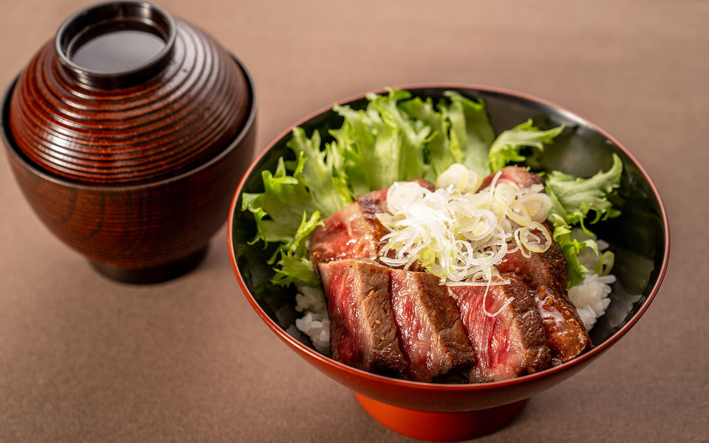 和牛静岡そだち赤身ビフテキ丼